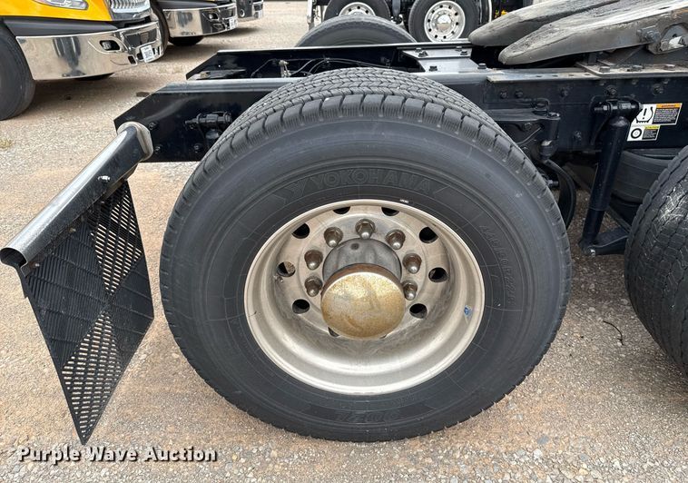 image for item EJ4566 2022 Kenworth T680 semi truck