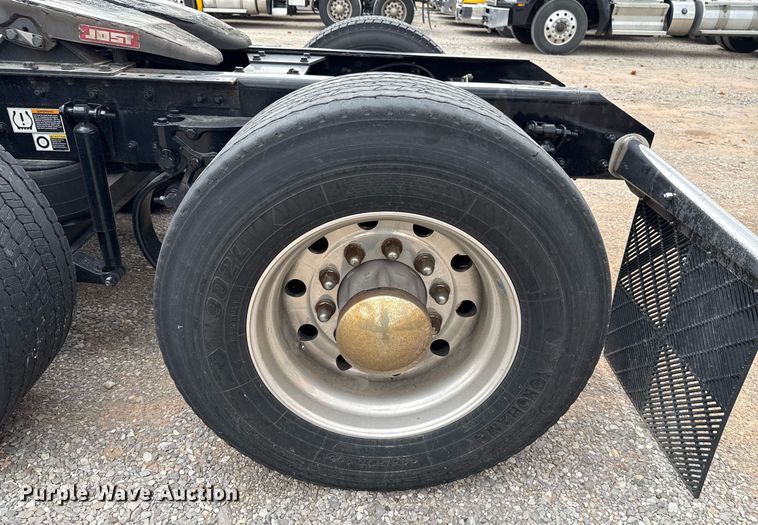 image for item EJ4566 2022 Kenworth T680 semi truck