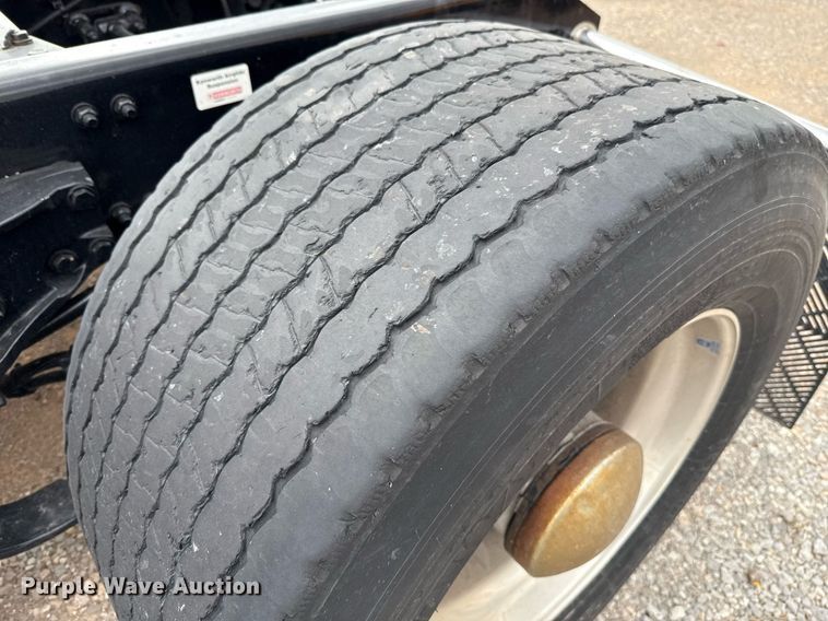 image for item EJ4566 2022 Kenworth T680 semi truck