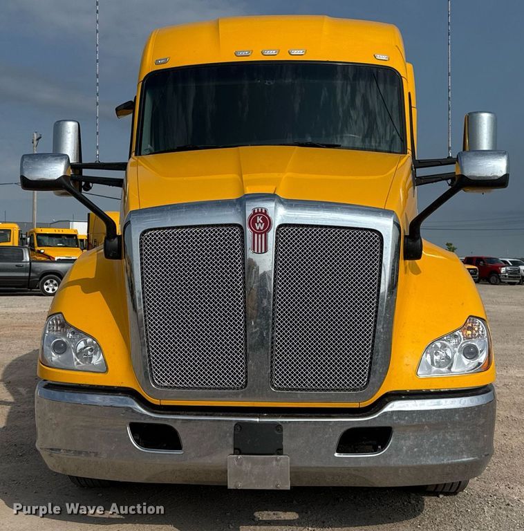 image for item EJ4567 2021 Kenworth T680 semi truck