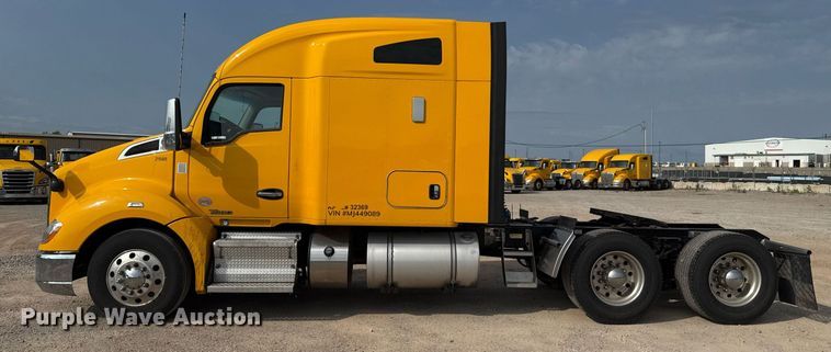 image for item EJ4567 2021 Kenworth T680 semi truck