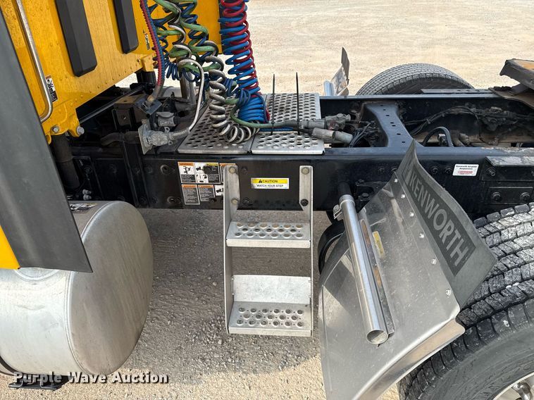 image for item EJ4567 2021 Kenworth T680 semi truck