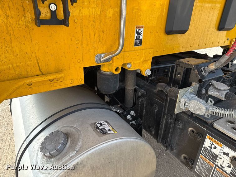 image for item EJ4567 2021 Kenworth T680 semi truck