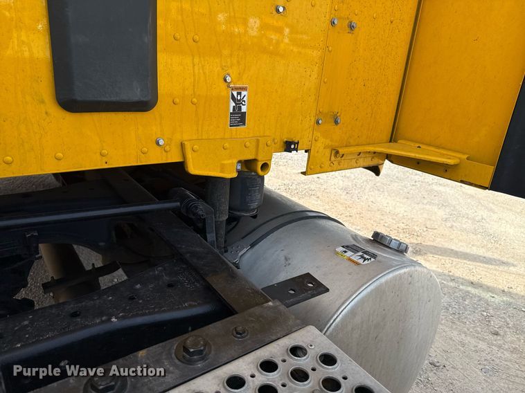 image for item EJ4567 2021 Kenworth T680 semi truck