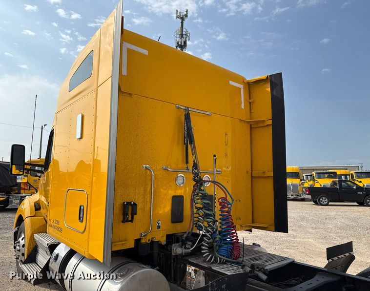 image for item EJ4567 2021 Kenworth T680 semi truck