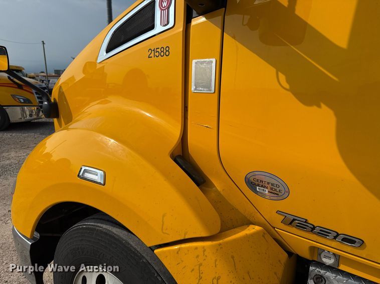 image for item EJ4567 2021 Kenworth T680 semi truck