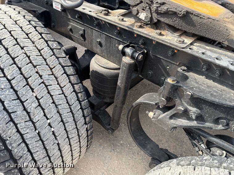 image for item EJ4567 2021 Kenworth T680 semi truck