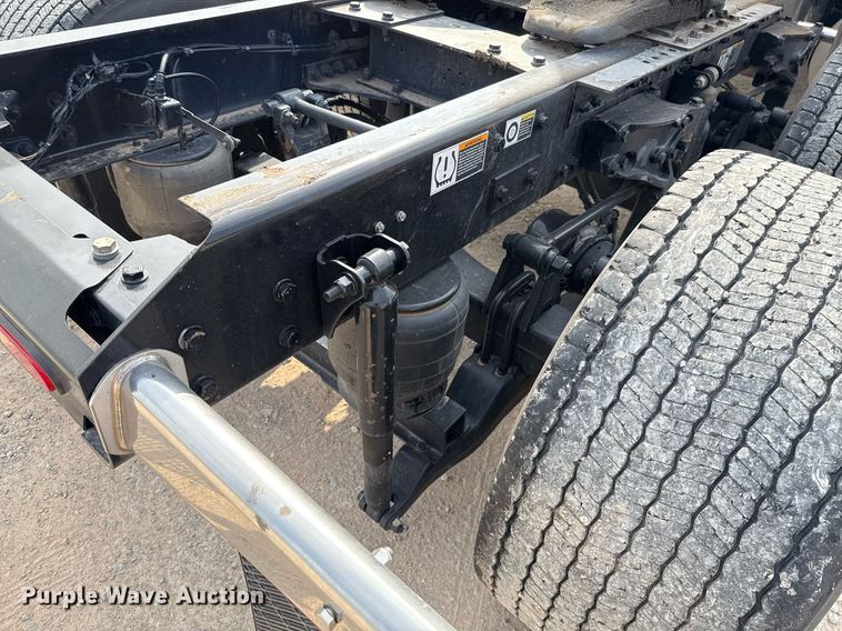 image for item EJ4567 2021 Kenworth T680 semi truck