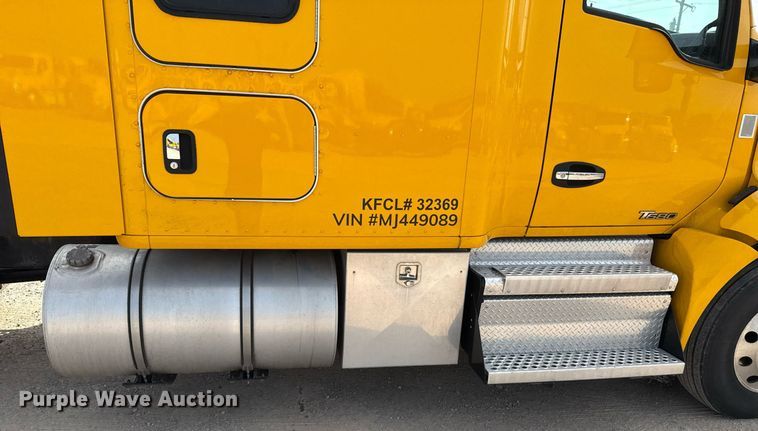 image for item EJ4567 2021 Kenworth T680 semi truck
