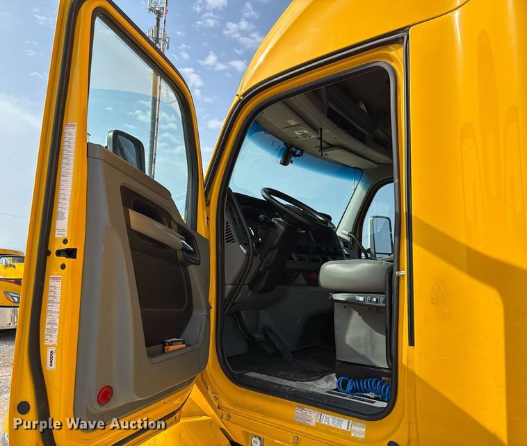 image for item EJ4567 2021 Kenworth T680 semi truck