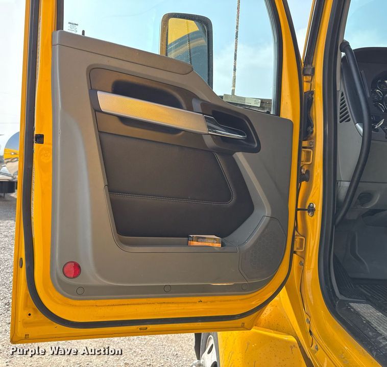 image for item EJ4567 2021 Kenworth T680 semi truck