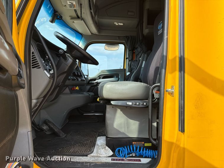 image for item EJ4567 2021 Kenworth T680 semi truck