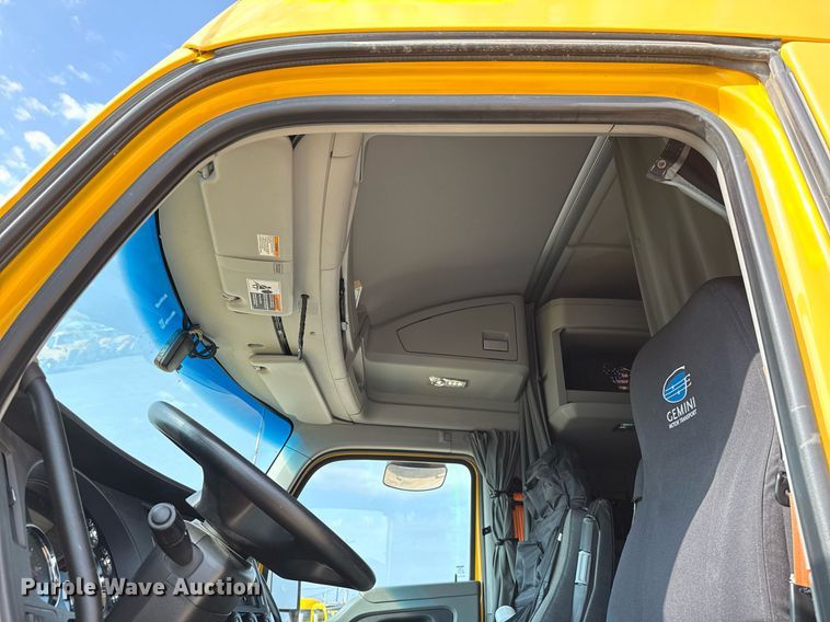 image for item EJ4567 2021 Kenworth T680 semi truck