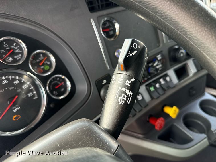 image for item EJ4567 2021 Kenworth T680 semi truck