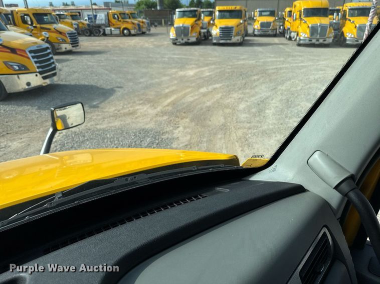 image for item EJ4567 2021 Kenworth T680 semi truck