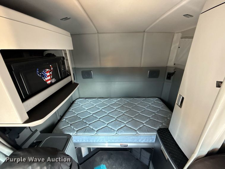 image for item EJ4567 2021 Kenworth T680 semi truck