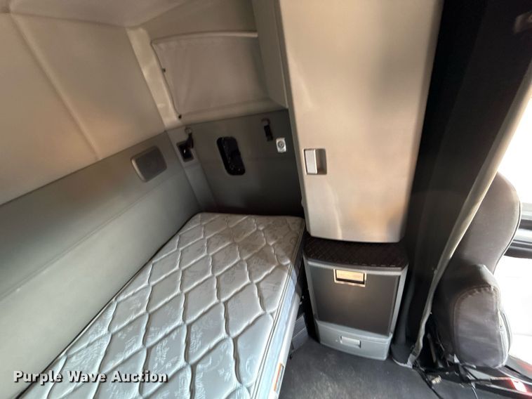 image for item EJ4567 2021 Kenworth T680 semi truck