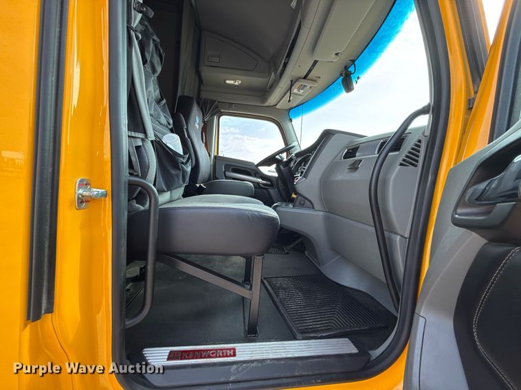 image for item EJ4567 2021 Kenworth T680 semi truck
