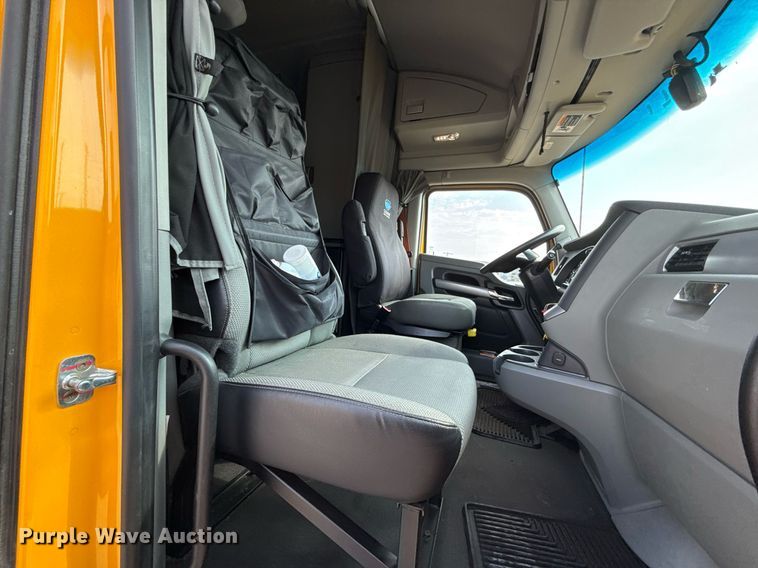 image for item EJ4567 2021 Kenworth T680 semi truck