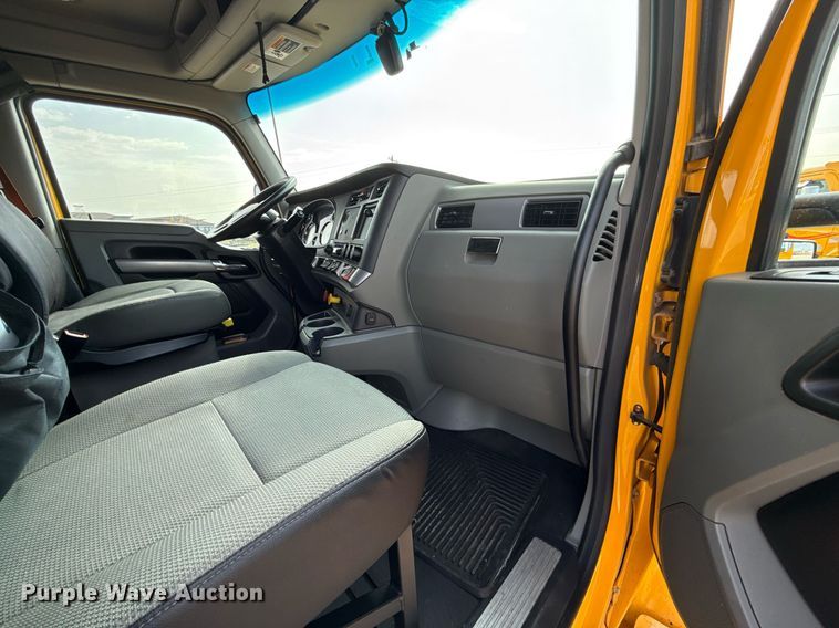 image for item EJ4567 2021 Kenworth T680 semi truck