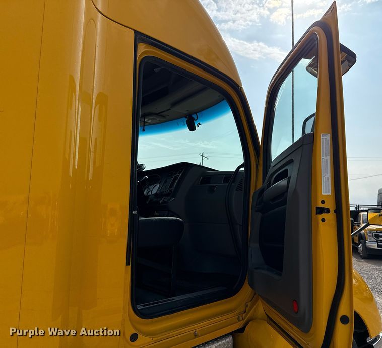 image for item EJ4567 2021 Kenworth T680 semi truck