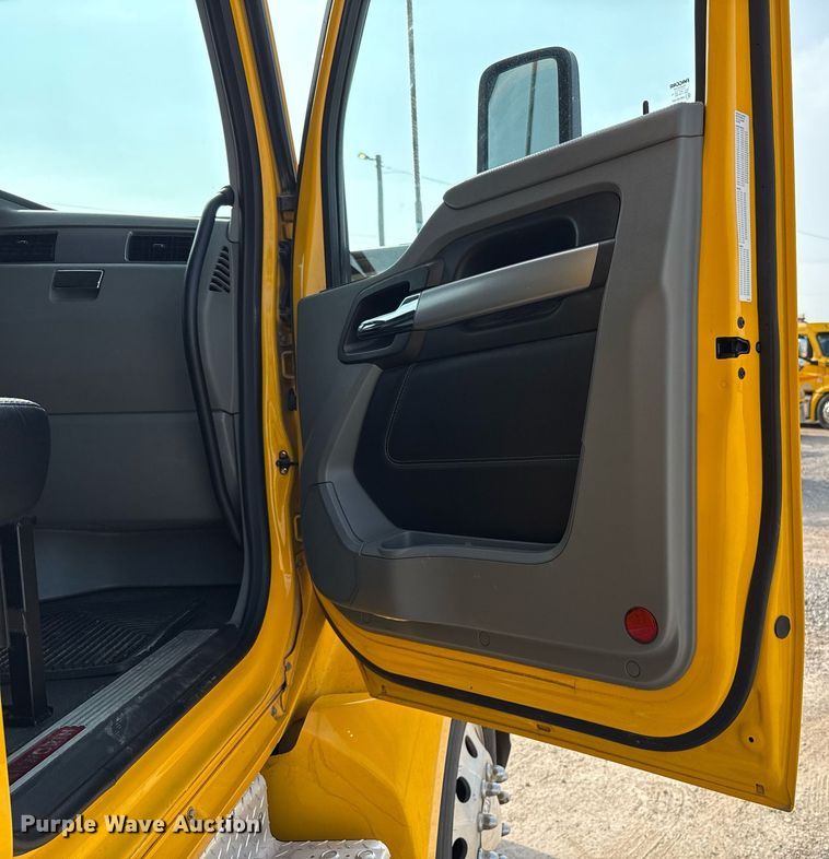 image for item EJ4567 2021 Kenworth T680 semi truck