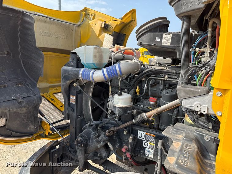 image for item EJ4567 2021 Kenworth T680 semi truck