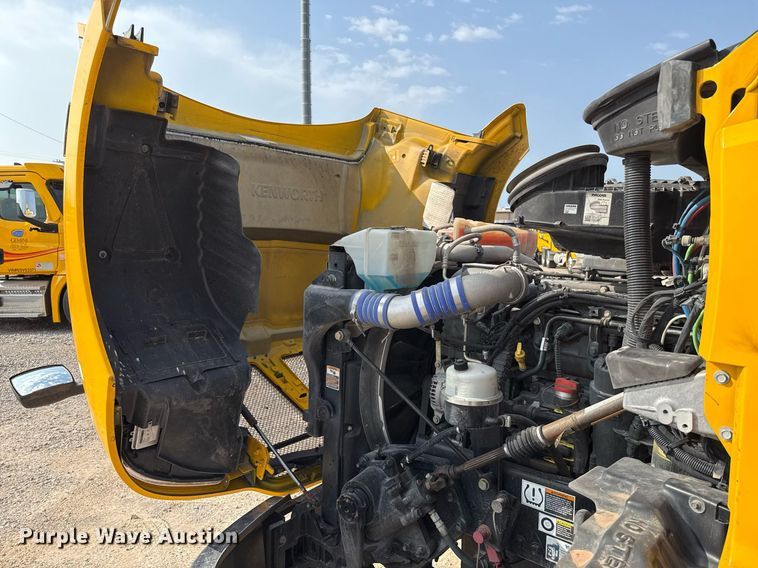 image for item EJ4567 2021 Kenworth T680 semi truck