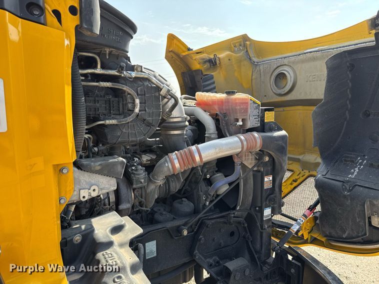 image for item EJ4567 2021 Kenworth T680 semi truck