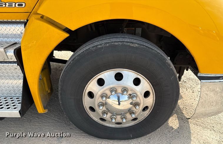 image for item EJ4567 2021 Kenworth T680 semi truck