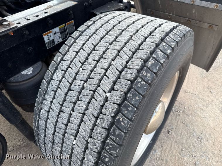 image for item EJ4567 2021 Kenworth T680 semi truck