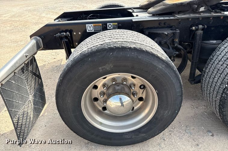 image for item EJ4567 2021 Kenworth T680 semi truck