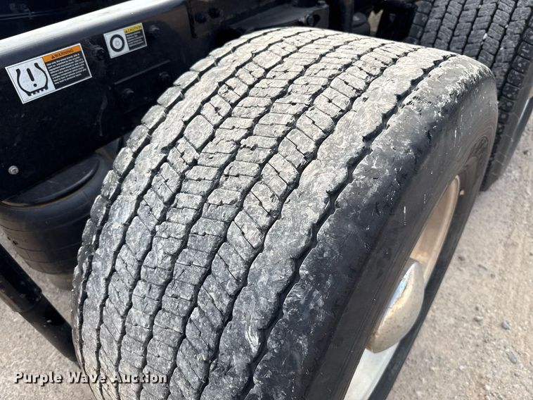 image for item EJ4567 2021 Kenworth T680 semi truck