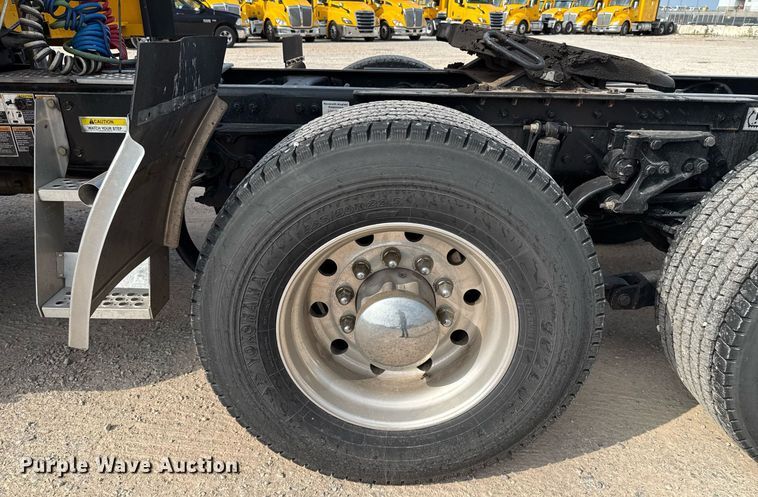image for item EJ4567 2021 Kenworth T680 semi truck