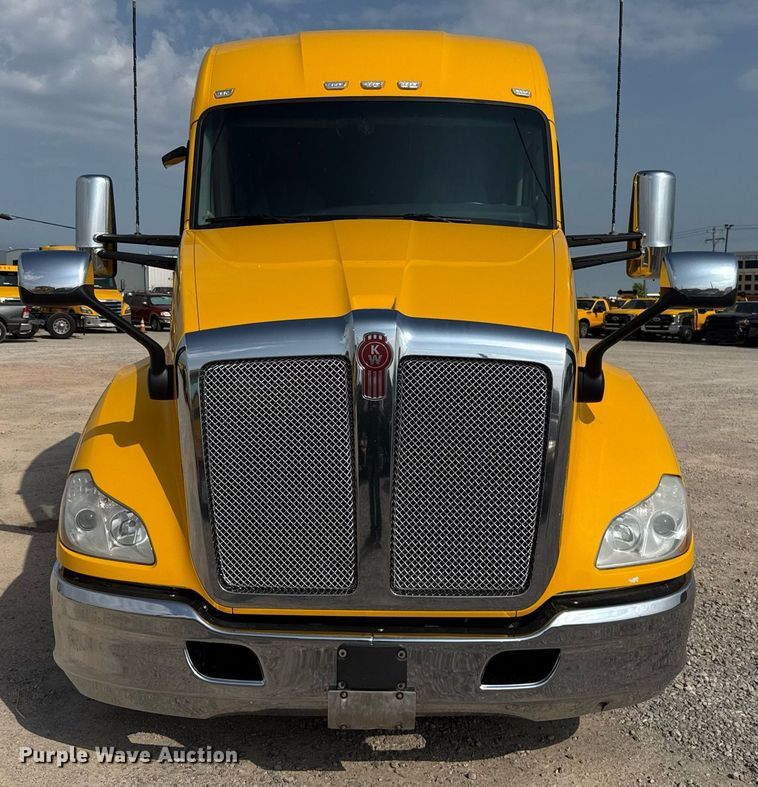 image for item EJ4568 2020 Kenworth T680 semi truck