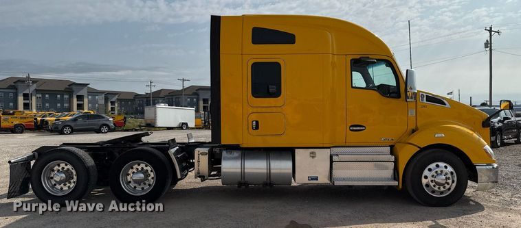 image for item EJ4568 2020 Kenworth T680 semi truck