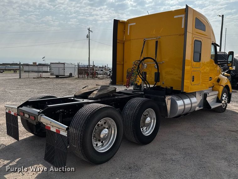 image for item EJ4568 2020 Kenworth T680 semi truck