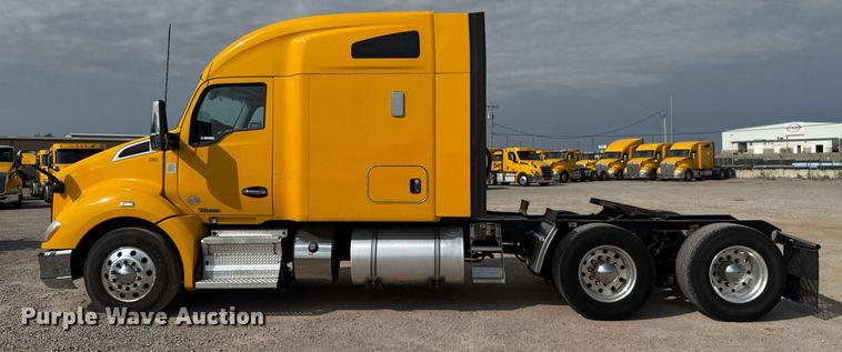 image for item EJ4568 2020 Kenworth T680 semi truck