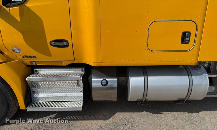 image for item EJ4568 2020 Kenworth T680 semi truck