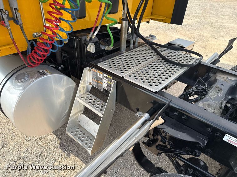 image for item EJ4568 2020 Kenworth T680 semi truck