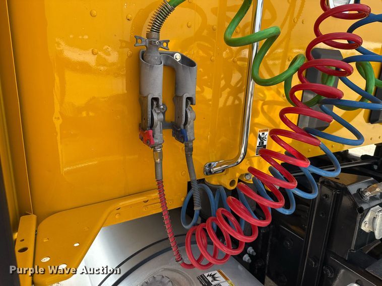 image for item EJ4568 2020 Kenworth T680 semi truck