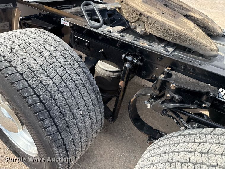 image for item EJ4568 2020 Kenworth T680 semi truck