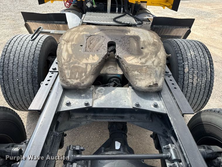 image for item EJ4568 2020 Kenworth T680 semi truck