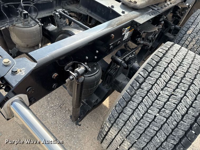 image for item EJ4568 2020 Kenworth T680 semi truck