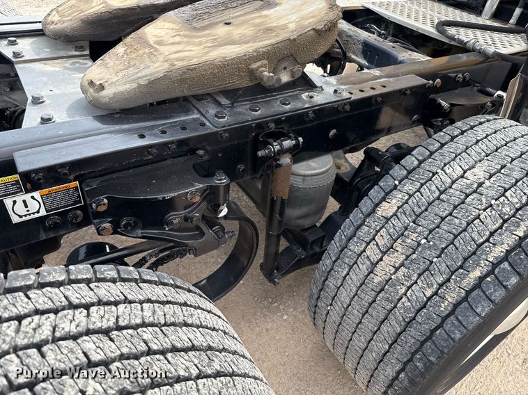 image for item EJ4568 2020 Kenworth T680 semi truck