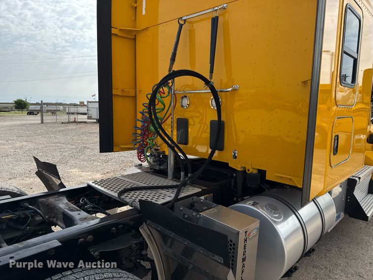 image for item EJ4568 2020 Kenworth T680 semi truck