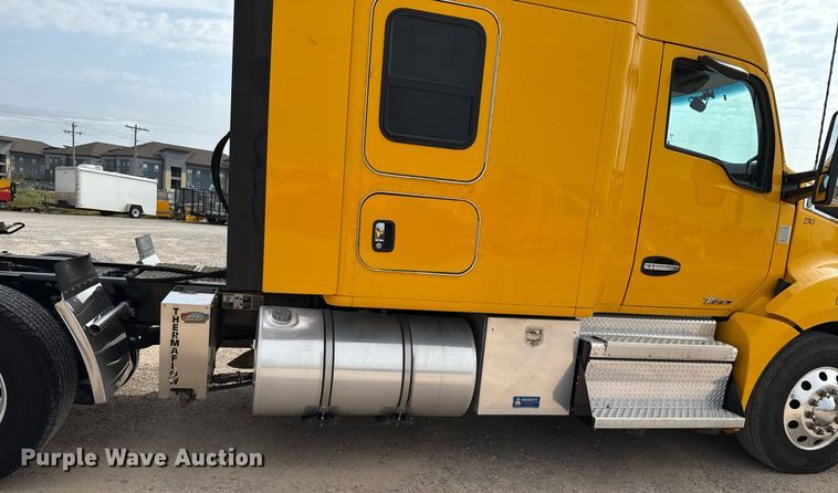 image for item EJ4568 2020 Kenworth T680 semi truck