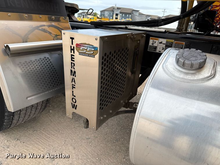 image for item EJ4568 2020 Kenworth T680 semi truck