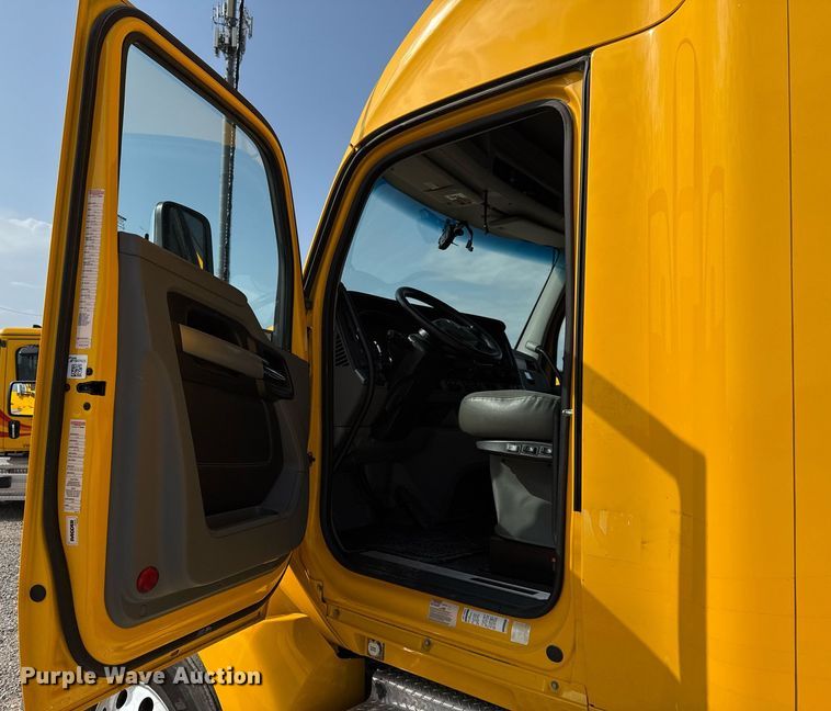 image for item EJ4568 2020 Kenworth T680 semi truck
