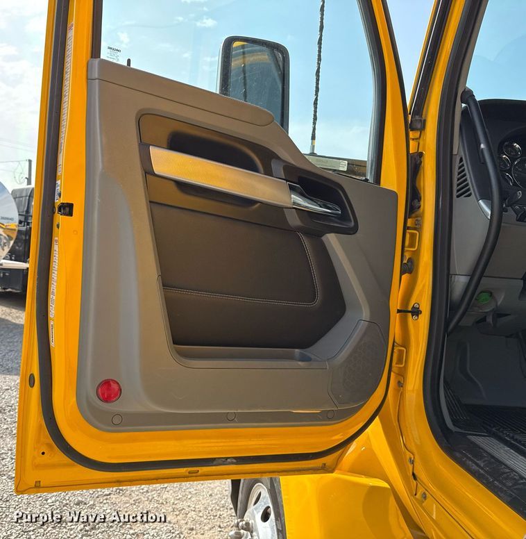 image for item EJ4568 2020 Kenworth T680 semi truck